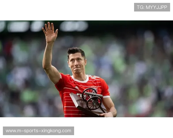 莱万背身回传摆脱防守，拜仁前场节节推进：一次战术之旅的启示